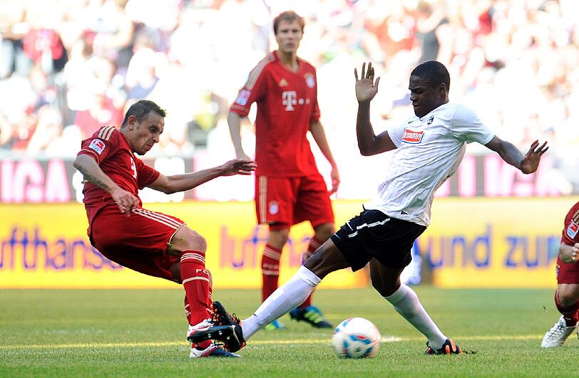 HOLGER BADSTUBER (hinten): Spielte seinen Part so souverän herunter, dass Cissé schier verzweifelte. Die Abstimmung mit seinem Partner Jerome Boateng klappt immer besser. Hinten eine Bank, vorne mit einigen gefährlichen Standards. In der Spieleröffnung häufig aber noch etwas zögerlich. Note: 2