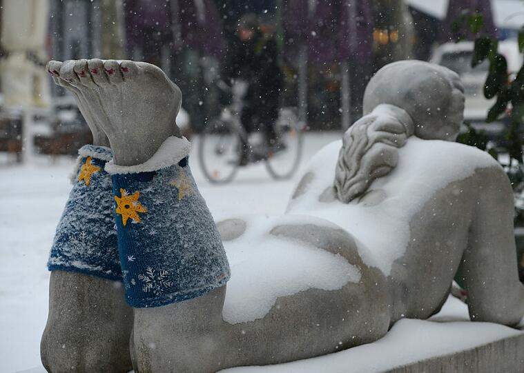 Selbst die Steinfigur trägt Wadelwärmer.