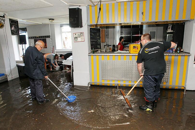 Hilfskräfte versuchen am 20.06.2013 in Hermeskeil (Rheinland-Pfalz) das Wasser aus dem Jugendzentrum zu entfernen. Gewitterregen sorgte in weiten Teilen von Rheinland-Pfalz für Überflutungen.