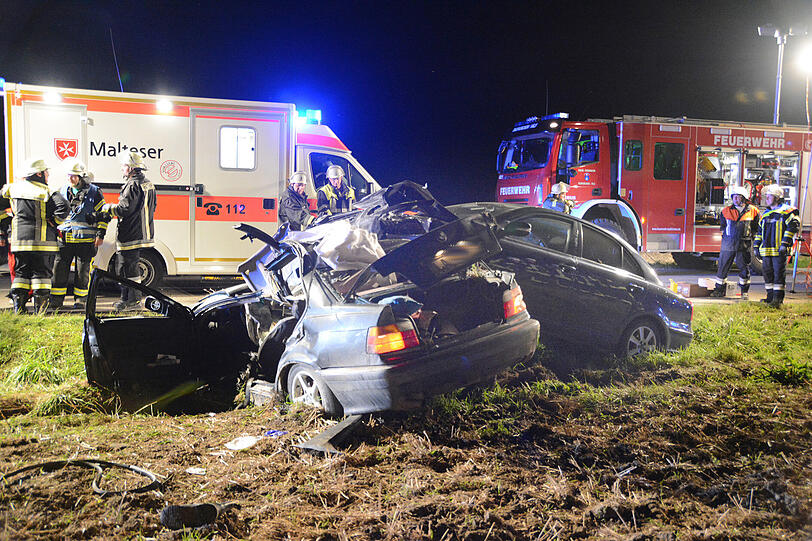 Horror-Crash bei Landshut. Die Bilder vom Rettungseinsatz.