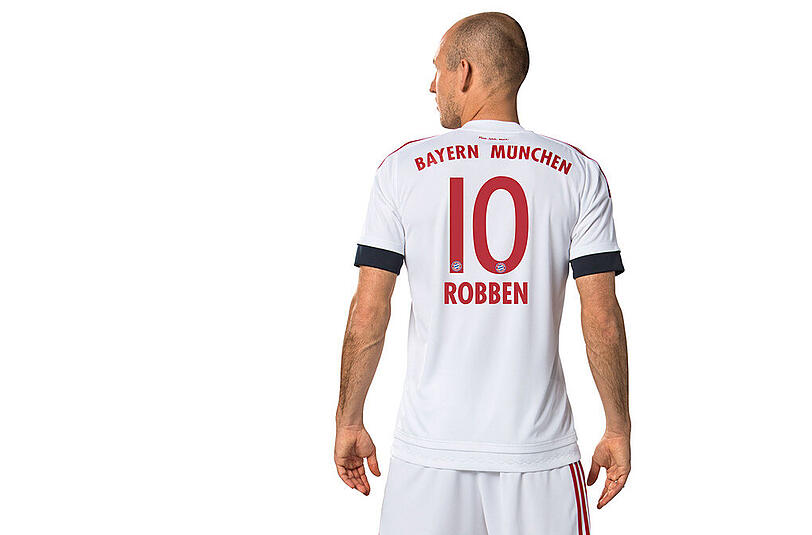 Arjen Robben präsentiert seine neue Arbeitskleidung. So sieht das neue Auswärtstrikot des FC Bayern.