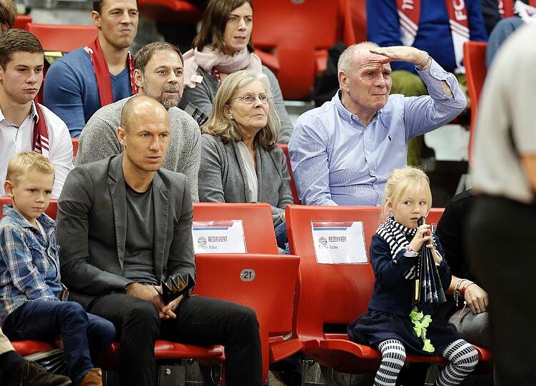 Am Sonntag feuerte Uli Hoeneß mal wieder die Bayern Basketballer im Audi Dome an. Eine Reihe davor sah Arjen Robben mit seiner Frau und den drei Kindern beim Basketball zu. Die Bilder!