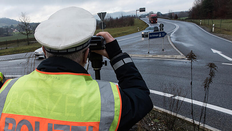 Geschwindigkeitskontrolle bei Gottmadingen (Baden-Württemberg). Auf der A81 nahe der Schweizer Grenze kommt es immer wieder zu illegalen Autorennen. Geschwindigkeitskontrolle bei Gottmadingen (Baden-Württemberg). Auf der A81 nahe der Schweizer Grenze kommt es immer wieder zu illegalen Autorennen.