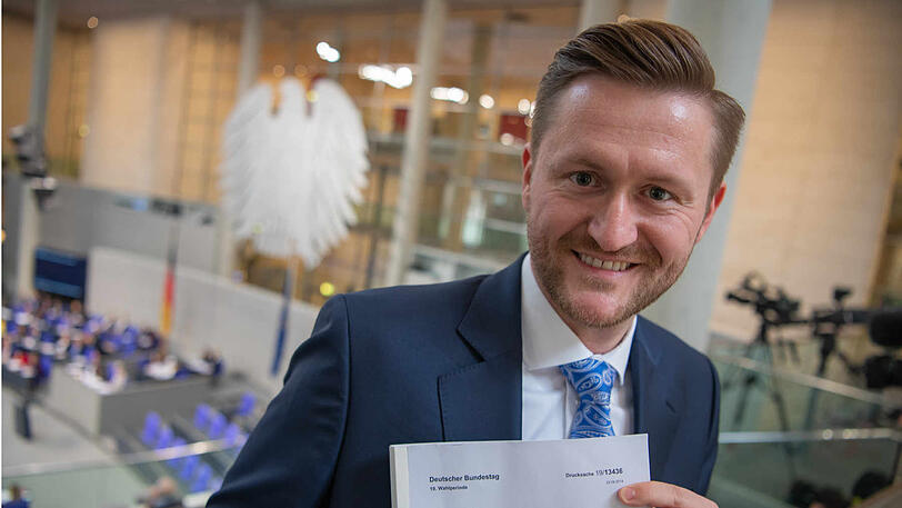 Der Münchner Bundestagsabgeordnete Wolfgang Stefinger (CSU) mit dem nagelneuen Gesetz.