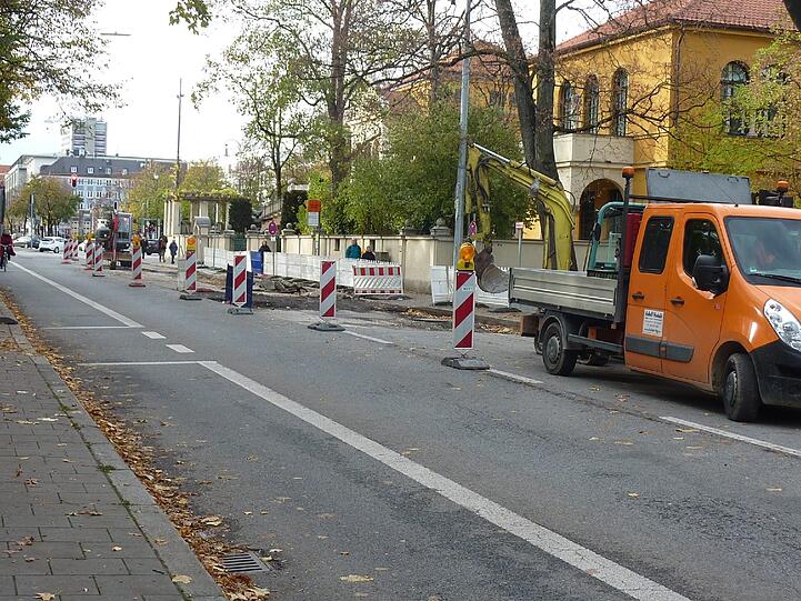 Auch beim Lenbachhaus wird die Fahrbahn aufgerissen.
