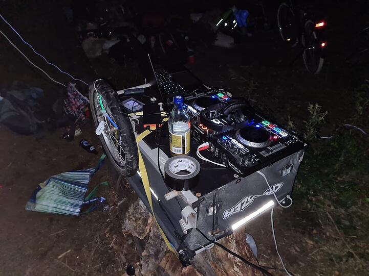 Das auf der Rückseite eines Fahrradanhängers angebrachte DJ-Pult.