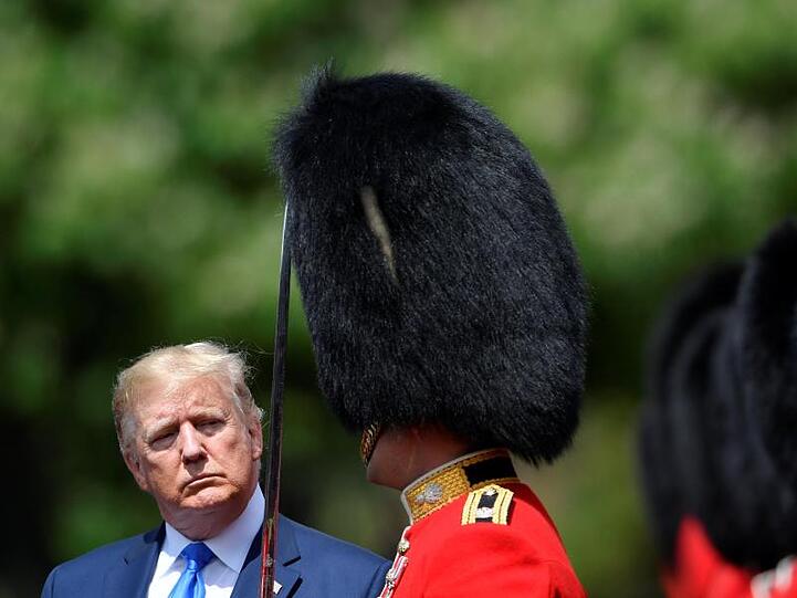 Zwei Männer mit ungewöhnlicher Frisur: Donald Trump nimmt die Ehrenwache im Garten des Buckingham-Palastes ab.