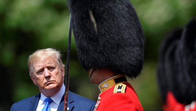Zwei Männer mit ungewöhnlicher Frisur: Donald Trump nimmt die Ehrenwache im Garten des Buckingham-Palastes ab. Zwei Männer mit ungewöhnlicher Frisur: Donald Trump nimmt die Ehrenwache im Garten des Buckingham-Palastes ab.