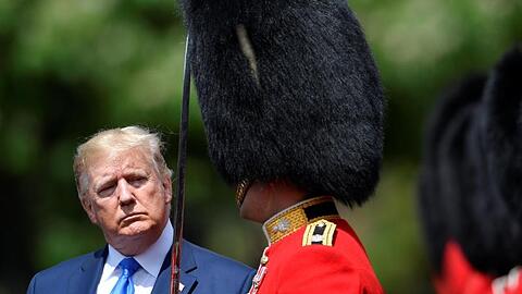 Zwei Männer mit ungewöhnlicher Frisur: Donald Trump nimmt die Ehrenwache im Garten des Buckingham-Palastes ab.