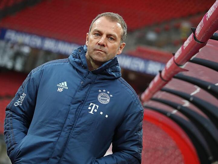 Der Münchener Trainer Hansi Flick steht vor Spielbeginn auf dem Platz. Foto: Daniel Karmann/dpa/Archiv