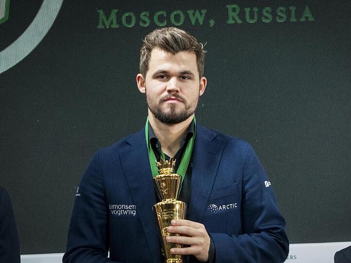 Magnus Carlsen hat seinen WM-Titel im Blitzschach verteidigt.