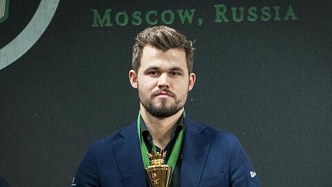 Magnus Carlsen hat seinen WM-Titel im Blitzschach verteidigt.