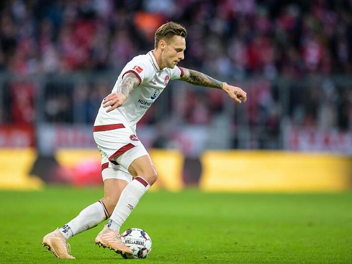 Robert Bauer von Nürnberg spielt den Ball. Foto: Matthias Balk/Archiv