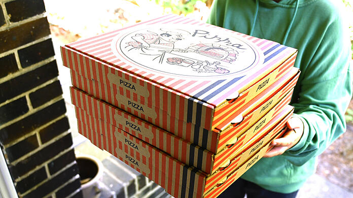 Die Männer überfielen den Mitarbeiter, als dieser gerade Pizza ausliefern wollte. (Symbolbild)