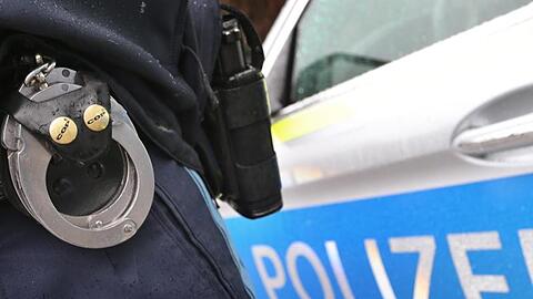 Wegen des bewaffneten Handels mit Betäubungsmitteln in nicht geringer Menge ist der 22-Jährige festgenommen worden. (Symbolbild)