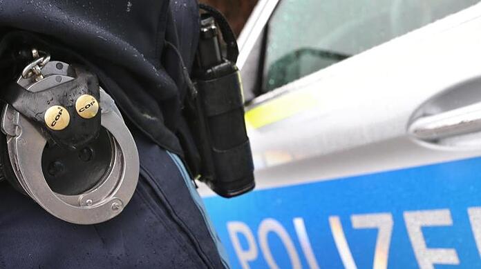 Wegen des bewaffneten Handels mit Betäubungsmitteln in nicht geringer Menge ist der 22-Jährige festgenommen worden. (Symbolbild)