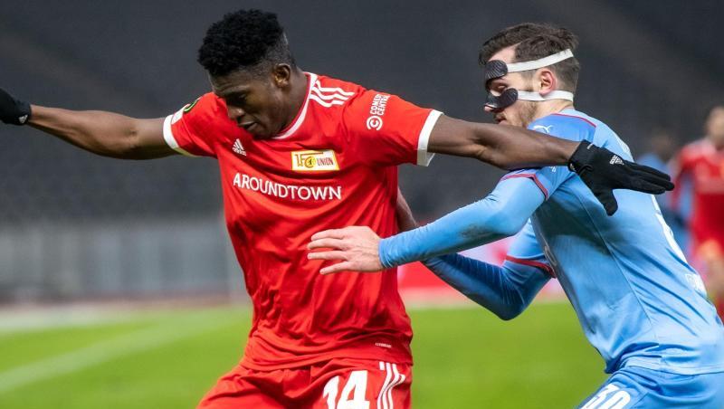Unions Taiwo Awoniyi (l) schirmt den Ball gegen Taras Kacharaba von Slavia Prag ab.