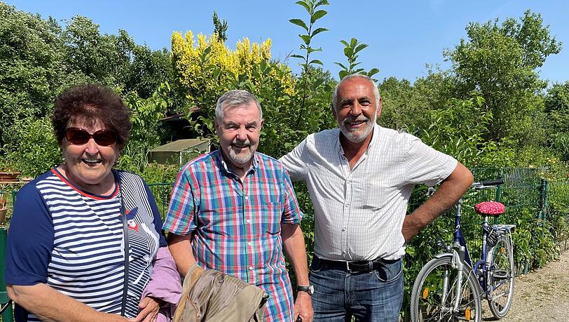 Lydia und Karl Bauer sind Nachbarn von Osman Payam. Lydia und Karl Bauer sind Nachbarn von Osman Payam.