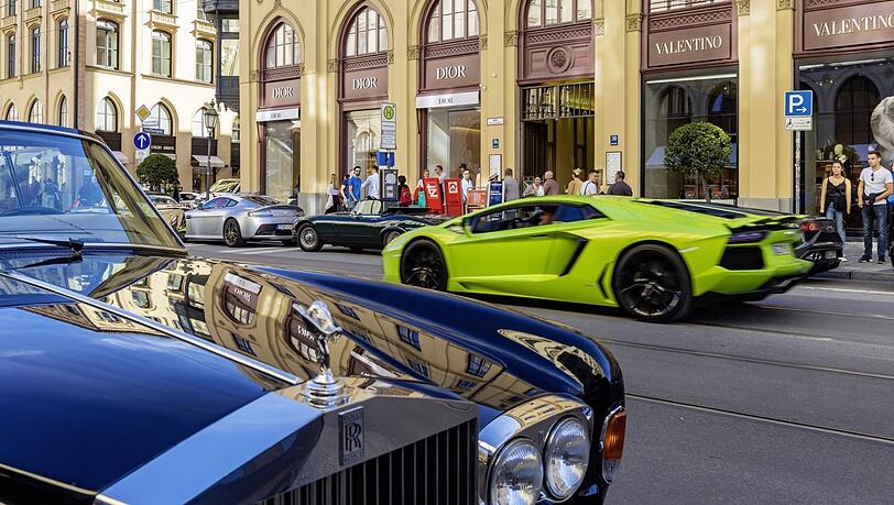Sündteure Supersportflitzer kann man nicht nur in Bogenhausen, sondern auch auf der Maximilianstraße regelmäßig bewundern. In München sind inzwischen doppelt so viele angemeldet wie noch vor zehn Jahren. Sündteure Supersportflitzer kann man nicht nur in Bogenhausen, sondern auch auf der Maximilianstraße regelmäßig bewundern. In München sind inzwischen doppelt so viele angemeldet wie noch vor zehn Jahren.