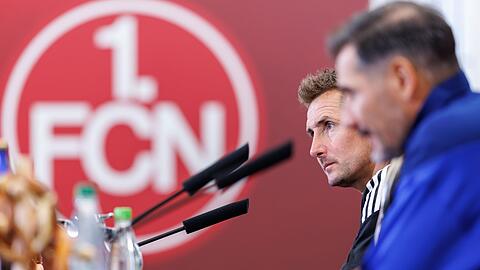 Miroslav Klose (hinten) gratulierte Cristian Fiél in der Pressekonferenz zum Sieg.