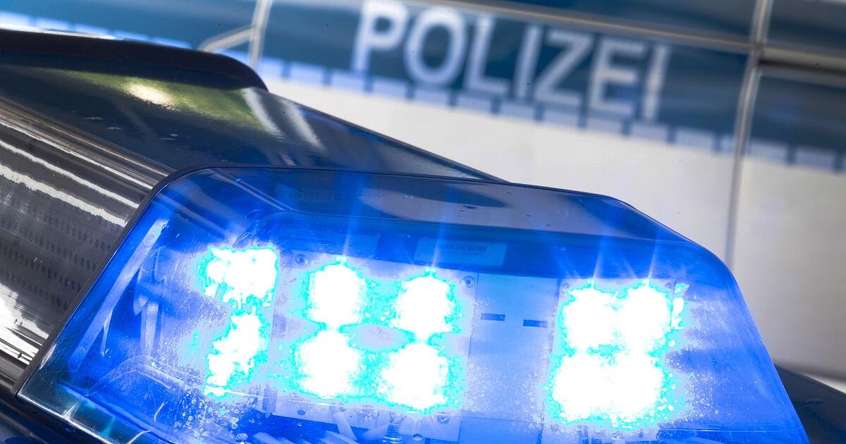 Eisplatten-fallen-auf-Auto-Lkw-Fahrer-fl-chtet-nach-Unfall