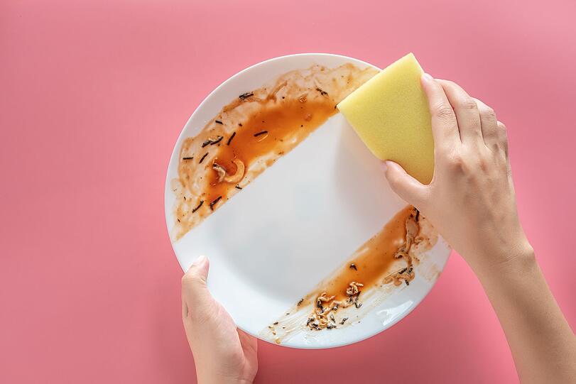 Vorspülen ist nur bei gröberen Speiseresten, Kräutern oder Spinat nötig, die sich beim Spülen in der Maschine nicht auflösen. Darüber hinaus gibt es Materialien, die sich für eine Reinigung im Geschirrspüler grundsätzlich nicht eignen: Holz und Messing gehören dazu, und wenn Sie sich noch lange am Goldrand vom guten Porzellan erfreuen möchten, sollten Sie auch dieses lieber mit der Hand spülen. Vorspülen ist nur bei gröberen Speiseresten, Kräutern oder Spinat nötig, die sich beim Spülen in der Maschine nicht auflösen. Darüber hinaus gibt es Materialien, die sich für eine Reinigung im Geschirrspüler grundsätzlich nicht eignen: Holz und Messing gehören dazu, und wenn Sie sich noch lange am Goldrand vom guten Porzellan erfreuen möchten, sollten Sie auch dieses lieber mit der Hand spülen.