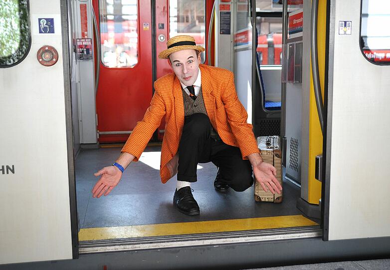 Nicht auf oder vor dem gelben Balken: Pantomime Oliver zeigt die neue Pünktlichkeits-Maßnahme.
