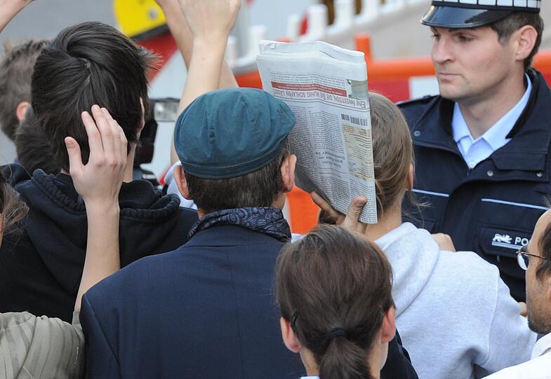 Christian Klar (M), das ehemalige Mitglied der terroristischen Vereinigung Rote Armee Fraktion (RAF) betritt als Zeuge im Prozess gegen die Angeklagte Verena Becker am Donnerstag das Landgericht in Stuttgart.
