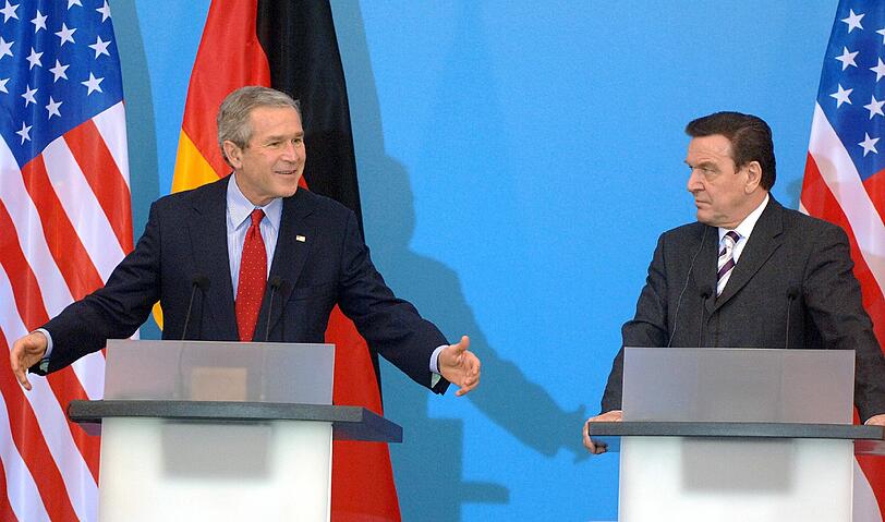 Schwierige Zeiten: Pressekonferenz mit dem damaligen US-Präsidenten George W. Bush im Mainzer Schloss nach einem Gespräch über die Festigung der deutsch-amerikanischen Beziehungen, die Lage im Irak, im Nahen Osten und in Iran im Februar 2005.