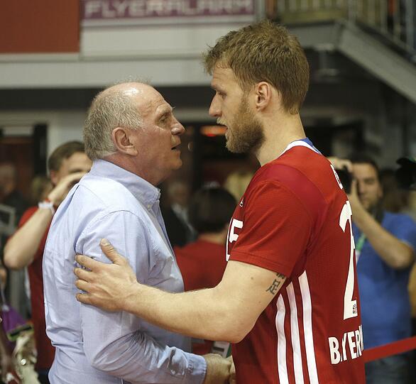 Edel-Fan Uli Hoeneß gab beim Playoffs-Auftakt im Audi Dome alles - die Bilder.