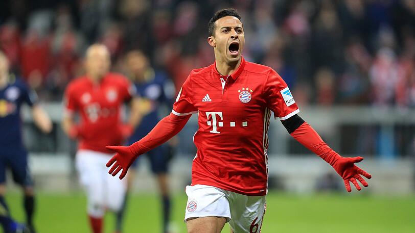 THIAGO  NOTE 4: 
Versuchte sich mit einem Fallrückzieher direkt vor RB-Torwart Gulasci &ndash; war jedoch Abseits. Fand nie so richtig ins Spiel, wurde von den schnellen und bissigeren Leipzigern kalt gestellt. Traf per Kopfballaufsetzer zum 2:3 &ndash; in dieser Situation war der Spanier zur Stelle. Seine sechstes Saisontor, sein erstes als Papa. Sah Gelb wegen Zeitspiel. (Archivbild)