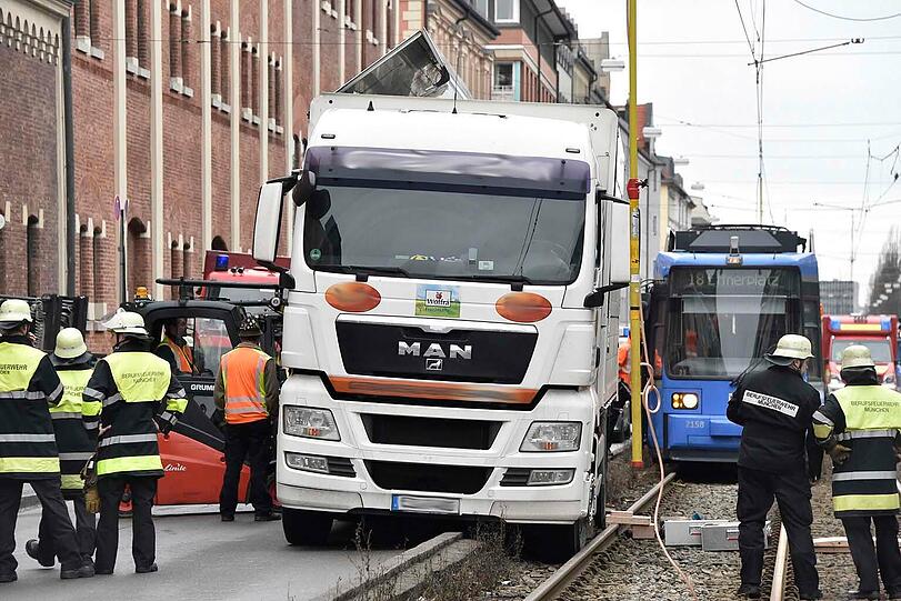 Die Feuerwehr musste dem havarierten Lkw wieder auf die Straße helfen. Die Bilder vom Einsatz am Montagvormittag.