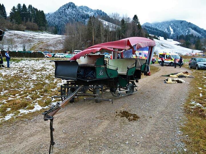 Eine demolierte Pferdekutsche steht nach einem Unfall auf einem Feldweg nördlich von Pfronten. Foto: Benjamin Liss