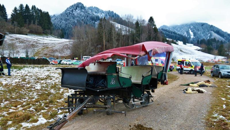 Eine demolierte Pferdekutsche steht nach einem Unfall auf einem Feldweg nördlich von Pfronten. Foto: Benjamin Liss Eine demolierte Pferdekutsche steht nach einem Unfall auf einem Feldweg nördlich von Pfronten. Foto: Benjamin Liss