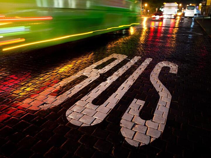 Die Freigabe von Busspuren für Pkw mit Fahrgemeinschaften und E-Tretroller soll die Gefahr von Staus reduzieren.