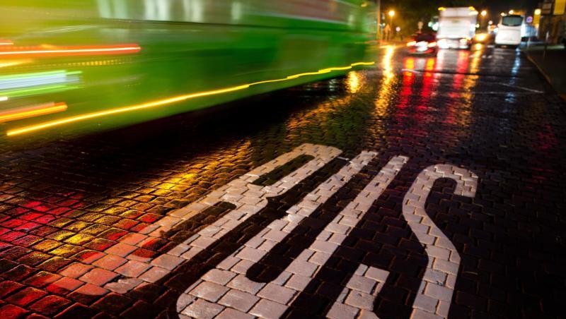Die Freigabe von Busspuren für Pkw mit Fahrgemeinschaften und E-Tretroller soll die Gefahr von Staus reduzieren. Die Freigabe von Busspuren für Pkw mit Fahrgemeinschaften und E-Tretroller soll die Gefahr von Staus reduzieren.