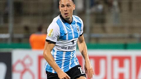 Marcel Bär von München spielt den Ball.