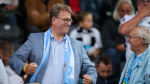 "Die Bayerische"-Vorstand Martin Gräfer (l.) mit Vize-Präsident Hans Sitzberger beim Spiel des TSV 1860 in Ulm.