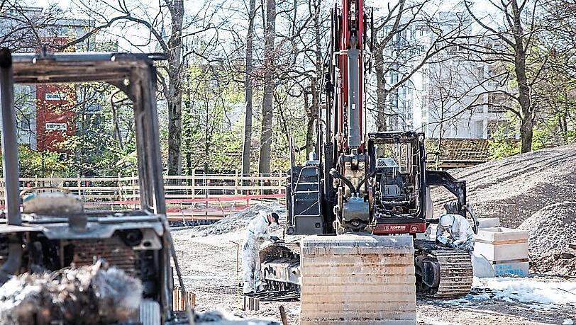 Brandanschlag am Landtag 2024: Spurensicherung an den Überresten der Baumaschinen.