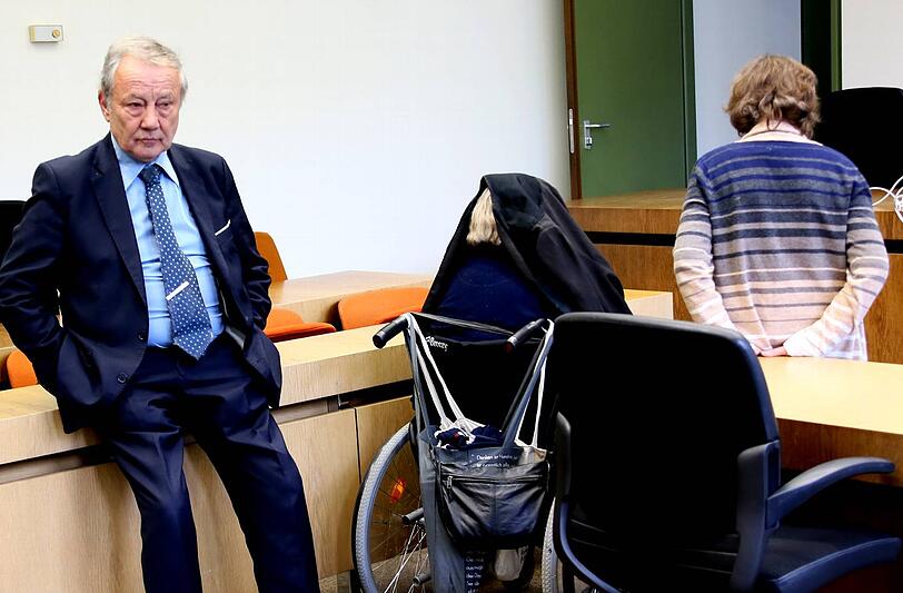 Der Angeklagte im Rollstuhl wehrt sich: Das sei ein Racheeakt seiner Enkelin.