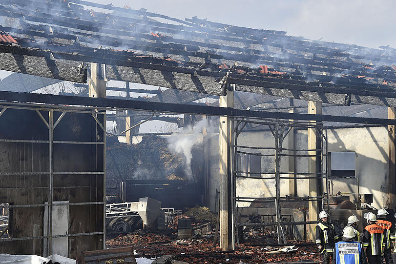 Die Lagerhalle bei Fürstenfeldbruck ist komplett abgebrannt.