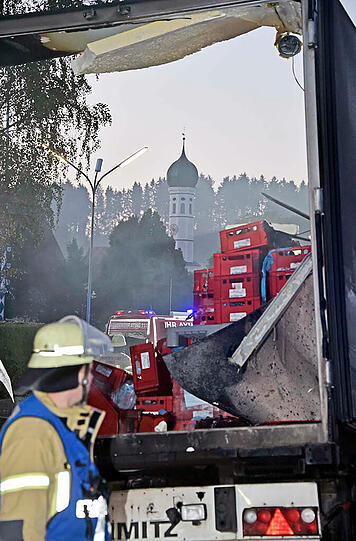 Auf der Staatsstraße bei Aying ist am Donnerstagmorgen ein Fleischtransporter völlig ausgebrannt. Die Bilder.