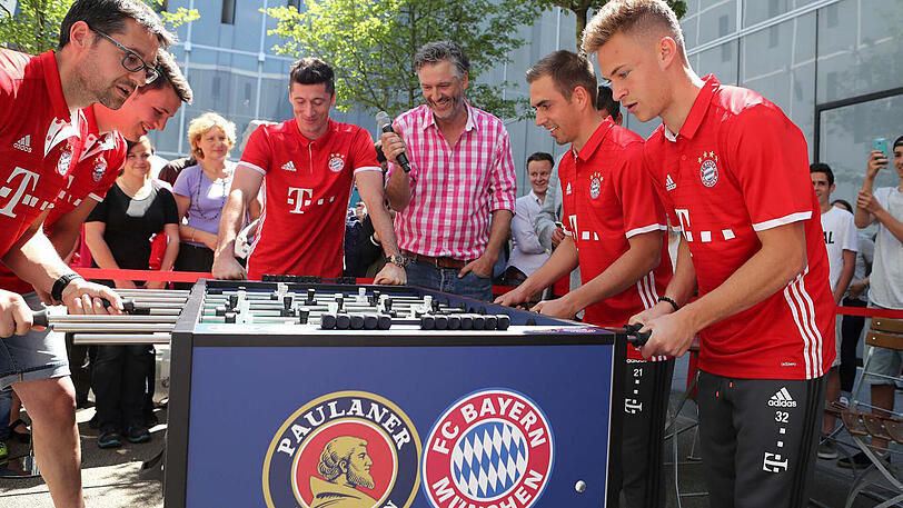 Spaß am Kickertisch: Die Bayern-Stars Joshua Kimmich, Philipp Lahm und Robert Lewandowski (v.r.) mit Fans aus Südtirol.