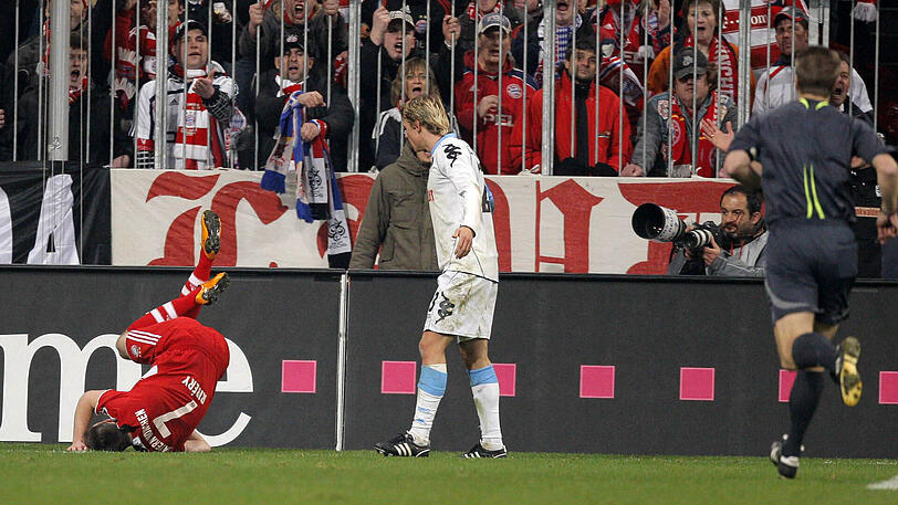 In der Verlängerung flog auch Junglöwe Benjamin Schwarz vom Platz. Der unerfahrene Außenverteidiger sah nach einem Schubser gegen Gegenspieler Franck Ribéry, der daraufhin dramatisch zu Boden ging, ebenfalls die Ampelkarte.