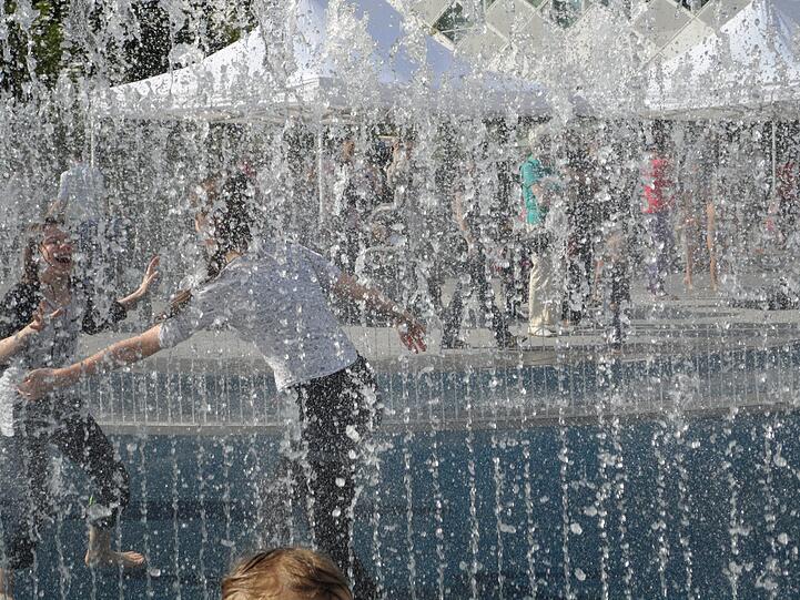 Feucht-fröhliche Brunnen-Eröffnung an den Pasing Arcaden: Vor allem die Kinder hatten einen Riesenspaß - aber auch Erwachsene und sogar Hunde waren angetan.