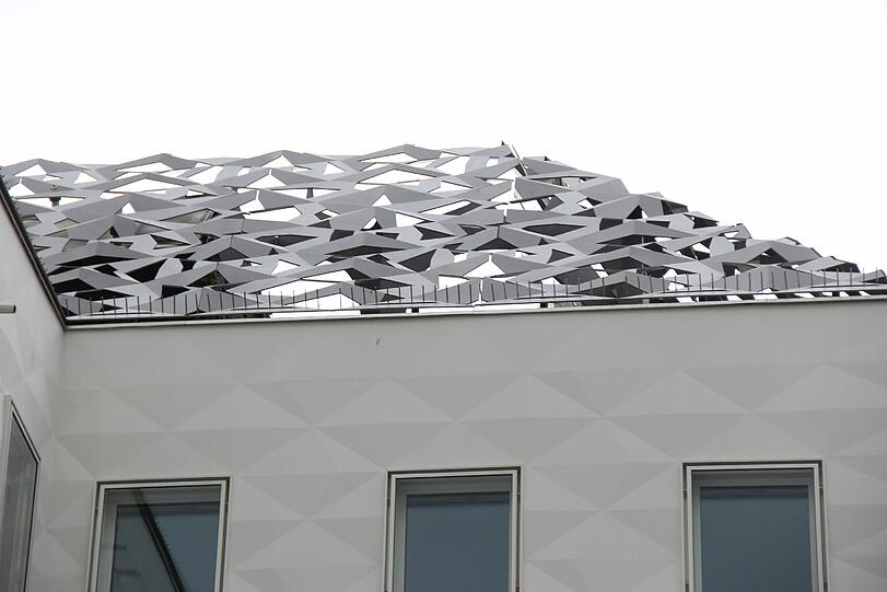 Die gefalteten Rauten des Stahldaches