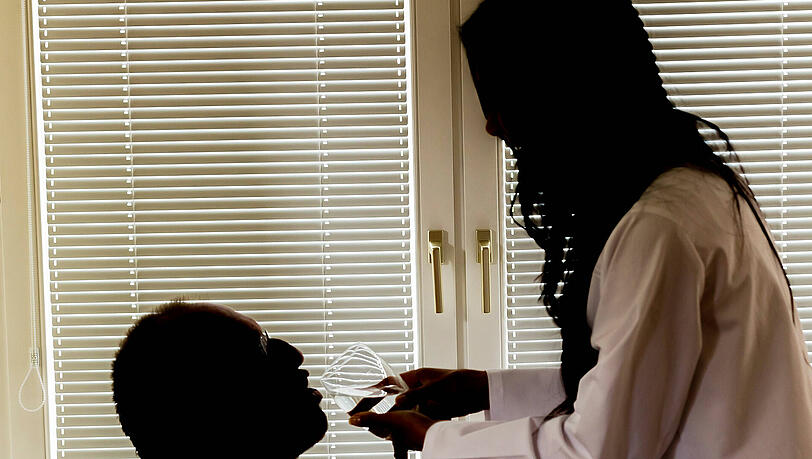Sie tarnte sich als Mitarbeiterin eines Pflegedienstes, um an Schmuck und Bargeld des 89-Jährigen zu gelangen. (Symbolfoto) Sie tarnte sich als Mitarbeiterin eines Pflegedienstes, um an Schmuck und Bargeld des 89-Jährigen zu gelangen. (Symbolfoto)