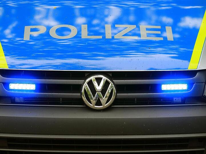 Ein Fahrzeug der Polizei ist im Einsatz. Foto: Jens Wolf/zb/dpa/Symbolbild