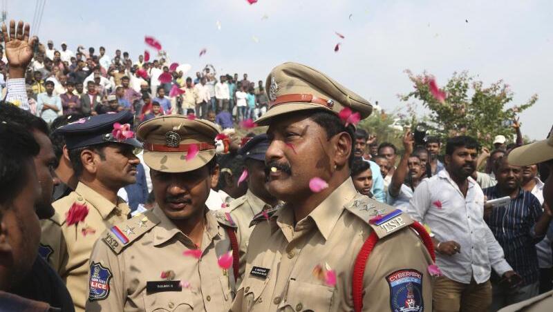 Indische Polizisten bewachen ein Gebiet etwa 50 Kilometer von Hyderabad, in dem vier mutmaßliche Vergewaltiger von der Polizei erschossen wurden. Indische Polizisten bewachen ein Gebiet etwa 50 Kilometer von Hyderabad, in dem vier mutmaßliche Vergewaltiger von der Polizei erschossen wurden.