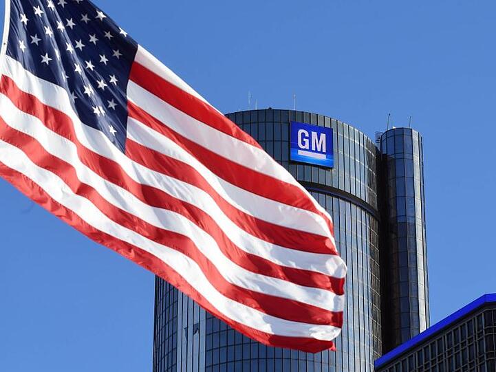 Vor der Firmenzentrale des Autoherstellers General Motors (GM) in Detroit weht die Fahne der USA.